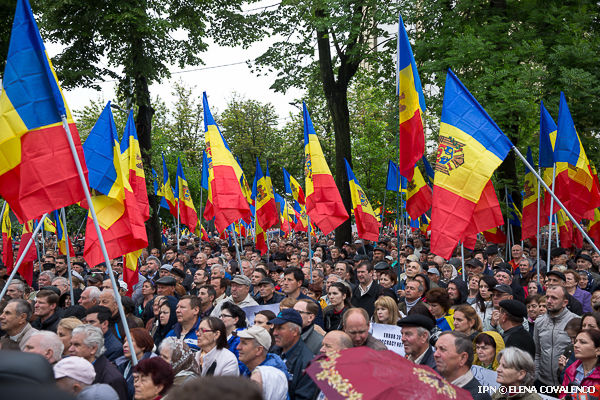 Protestul din fața Parlamentului este divizat în două tabere. Foto: ipn.md