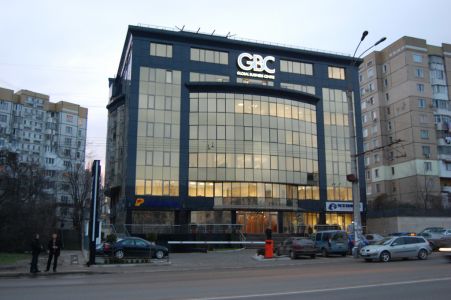 Curtea Global Business Center este plină de polițiști. Foto: photos.casata.md