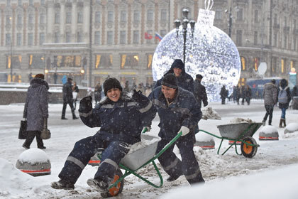 Пробки в Москве из-за сильного снегопада достигли своего максимума.