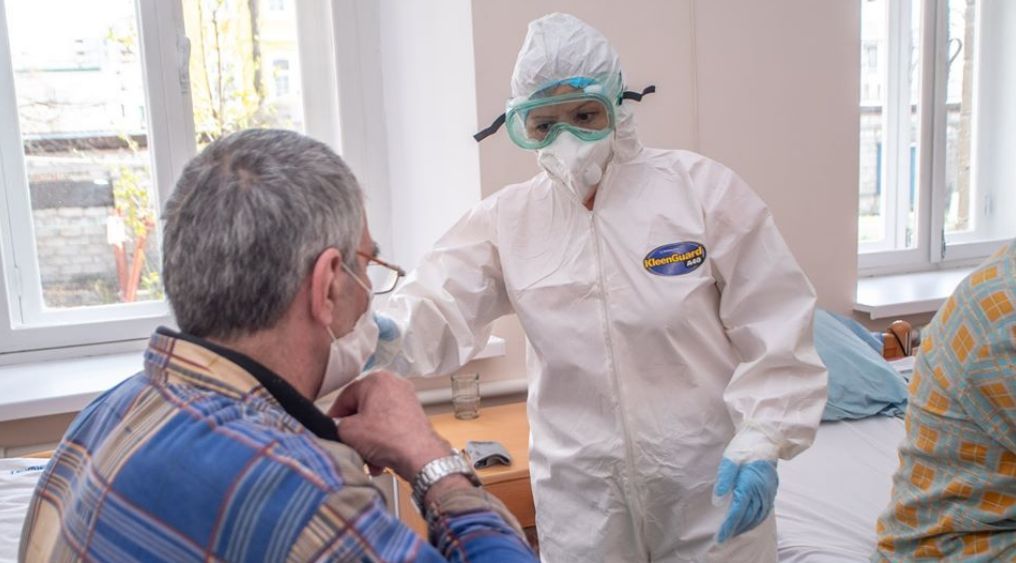 В Молдове коронавирусом больше болеют женщины, а умирают чаще мужчины.
