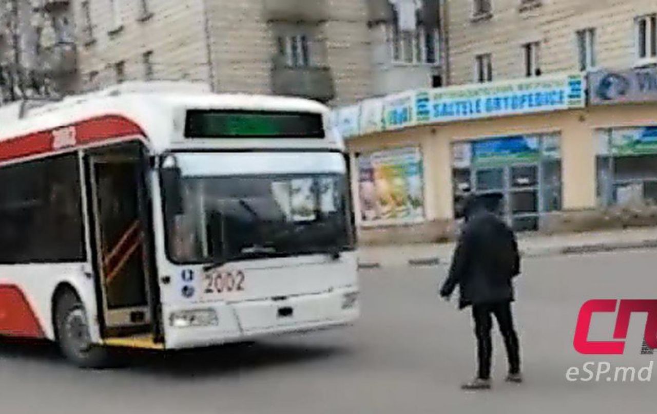 Полицейские буйного пешехода задержали и доставили в бельцкую психиатрическую больницу.