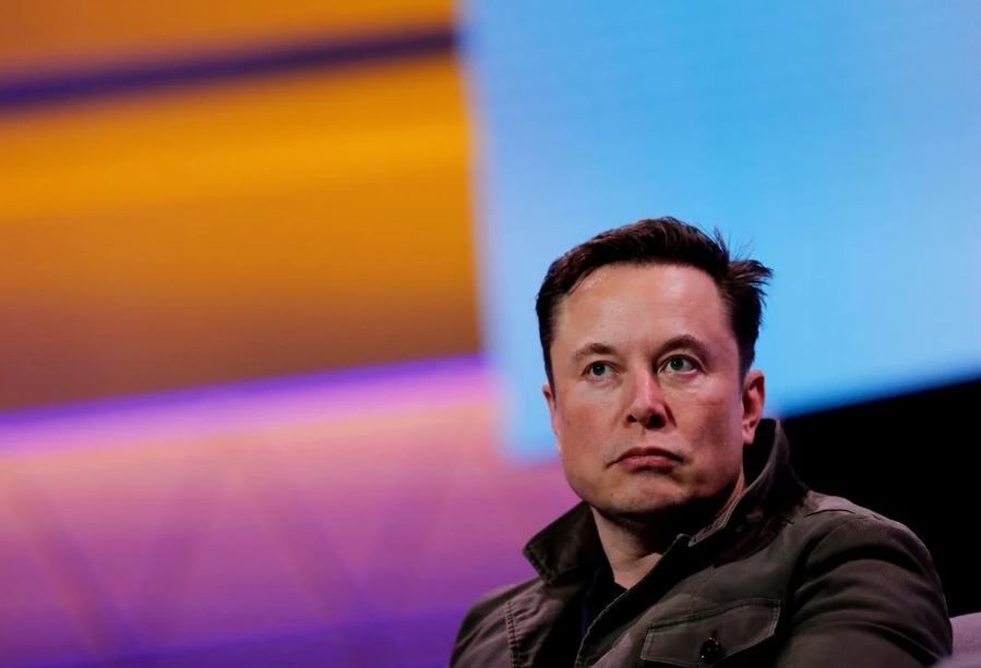 Илон Маск объявил о переносе поставок Tesla Roadster.