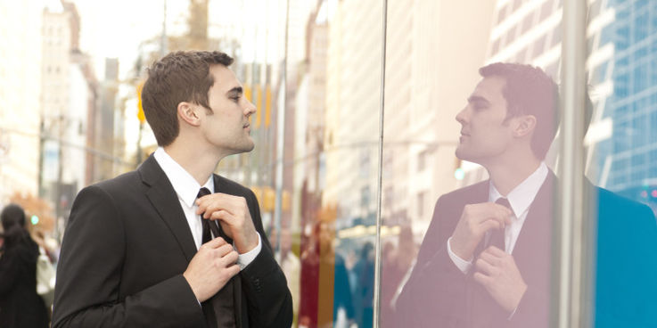 Profilul șefului narcisist: zece trăsături care îl caracterizează 