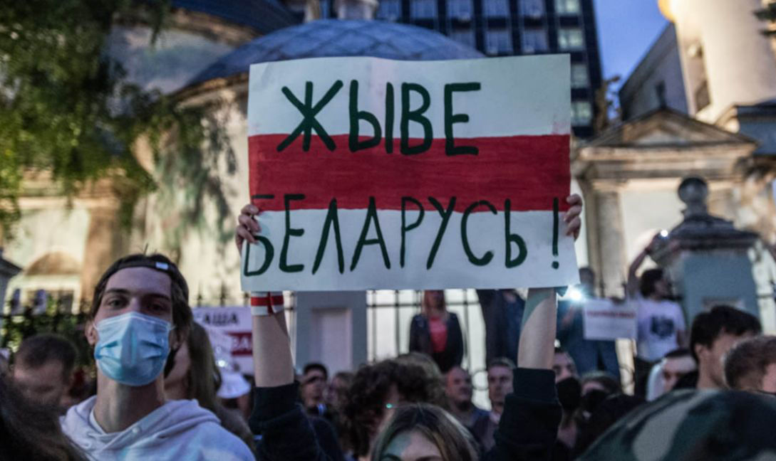 Лозунг «Жыве Беларусь» уравняли с нацистским «Хайль Гитлер».