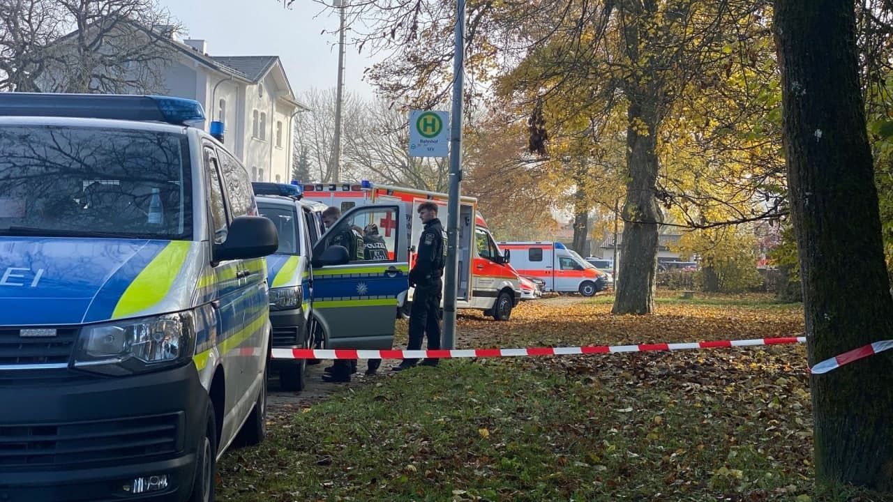 В Германии три человека получили ранения в результате нападения в поезде.