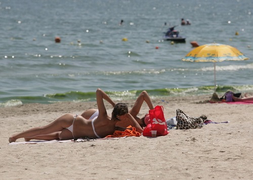 Studiul mai arată că 42% dintre cei chestionaţi optează pentru sejururile all inclusive, iar dintre aceştia 64% ar prefera ca aceste vacanţe să fie în România.