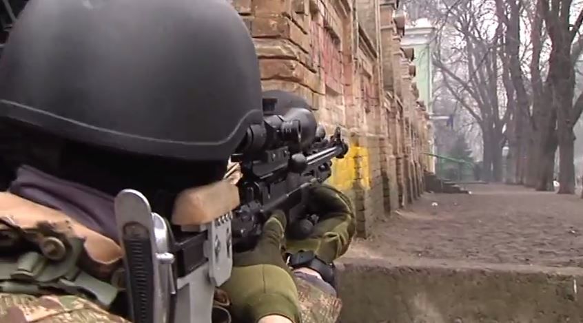 В Киеве арестовали снайпера, подозреваемого в убийстве на Евромайдане.