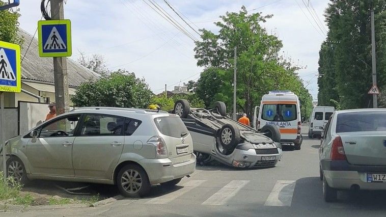 На Ботанике в результате ДТП перевернулся автомобиль.