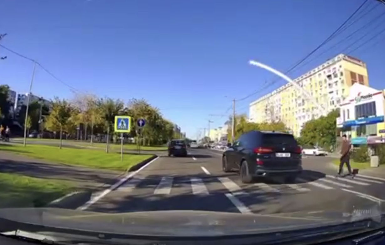 В Кишинёве оштрафовали водителя BMW за то, что он не пропустил пешехода.
