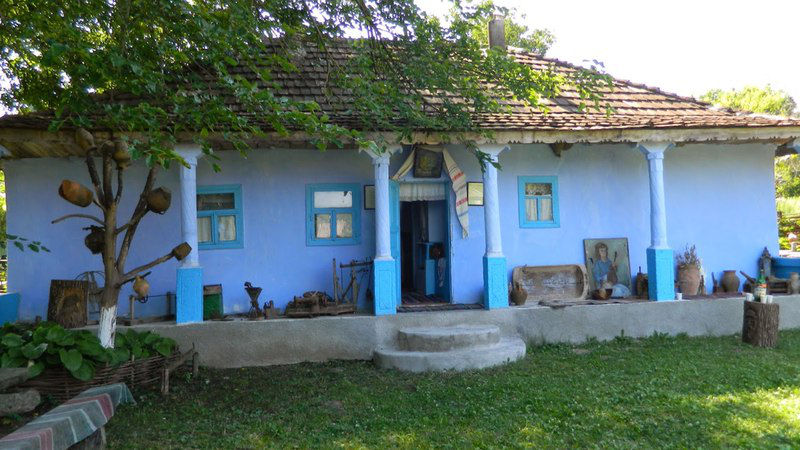 Всего в 40 километрах от столицы в селе Мэртинешты Страшенского района заброшен каждый второй дом.