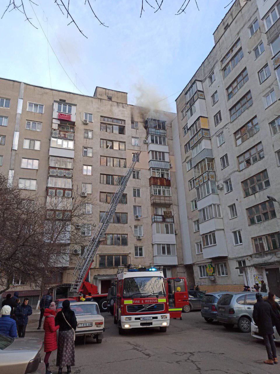В тираспольской девятиэтажке потушили пожар в квартире.