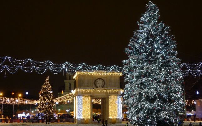 Primăria municipiului Chişinău invită toţi locuitorii şi oaspeţii capitalei joi, 1 decembrie 2016, la inaugurarea Pomului de Crăciun.