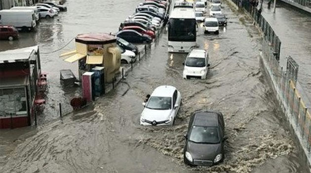 Сильные ливни вызвали наводнение в Стамбуле.