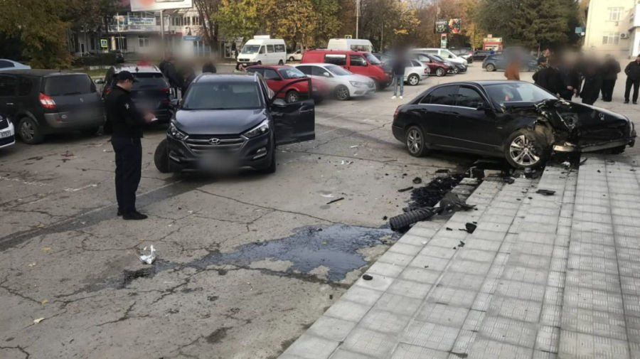 В Единцах в результате аварии пострадали несколько машин.