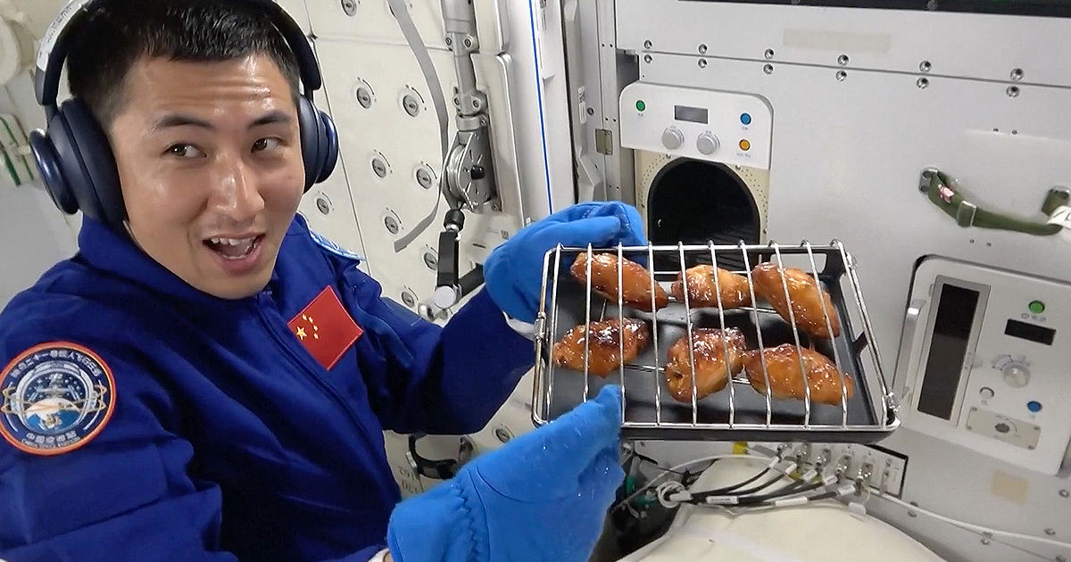 Astronauții chinezi au pregătit pentru prima dată un grătar la bordul stației orbitale.