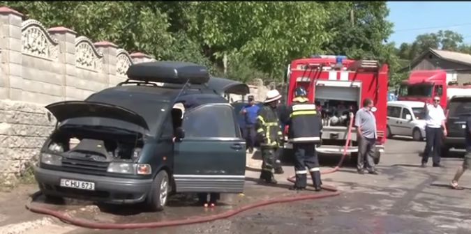 До начала пожара на автомобиле пробило колесо, и, отремонтировав его, они проехали около двух километров.
