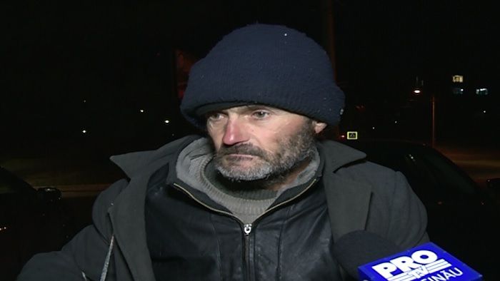 Un bărbat de 50 de ani doarme nopti la rând pe o gură de canalizare din cartierul Telecentru.