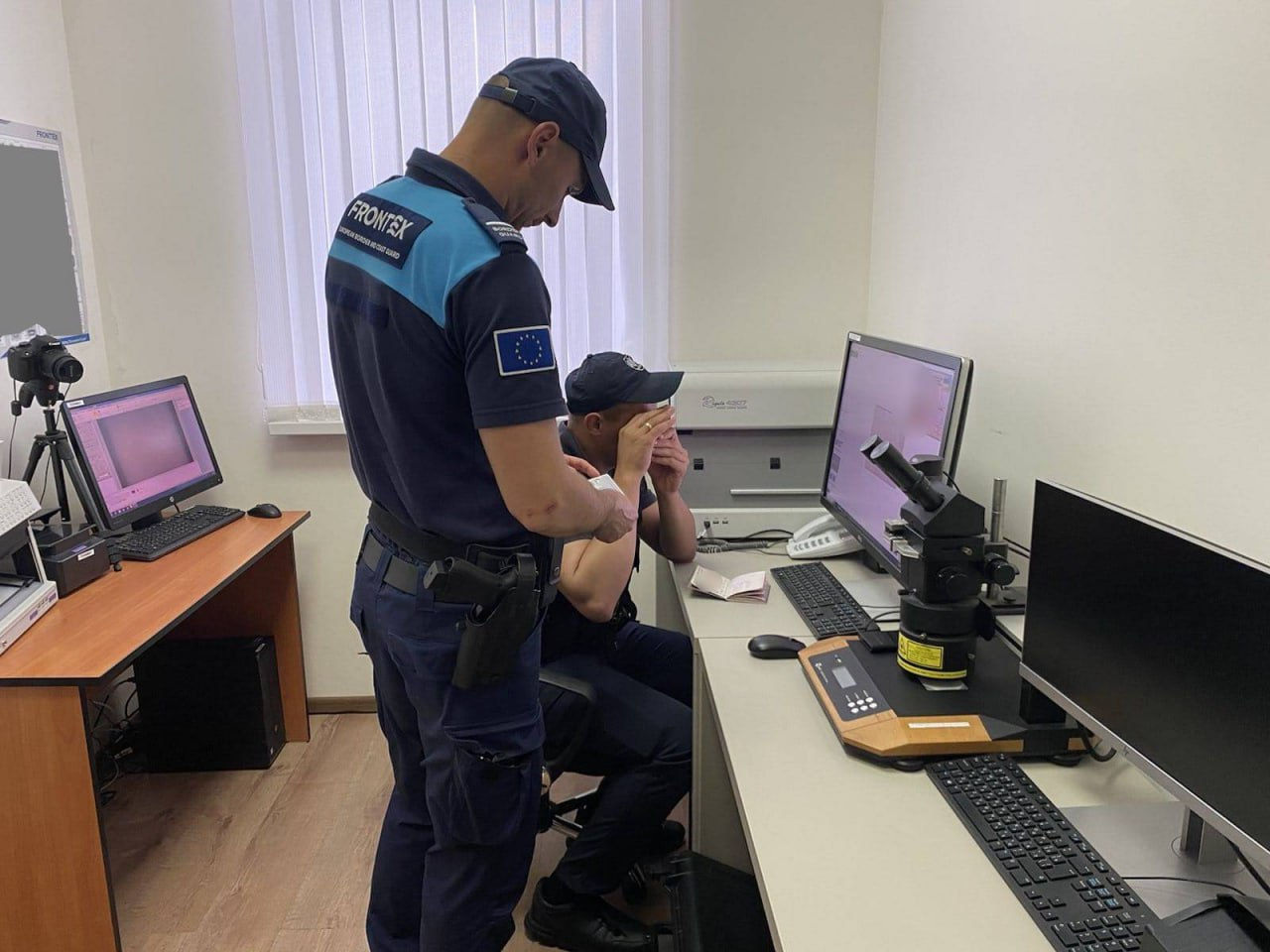При поддержке Frontex на границе задержали иностранца с фальшивыми правами за €700.