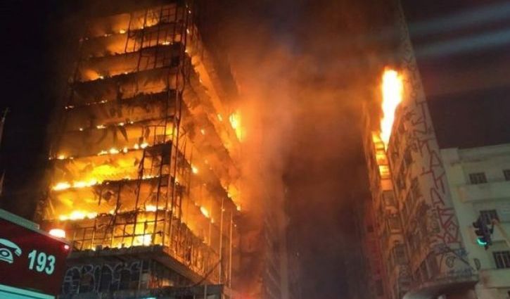 В центре Сан-Паулу обрушилась горящая многоэтажка.