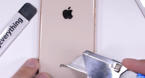 iPhone 8 cu carcasa din sticlă, mai rezistent decât ar părea