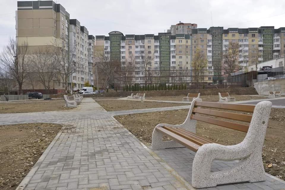 Завершаются работы по благоустройству общественного пространства по адресу бульвар Мирчи чел Бэтрын, 26/4.
