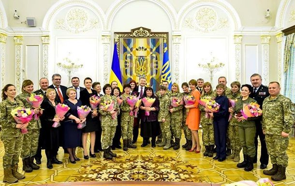 Президент Украины Петр Порошенко поздравил женщин страны с Международным женским днем 8 марта.