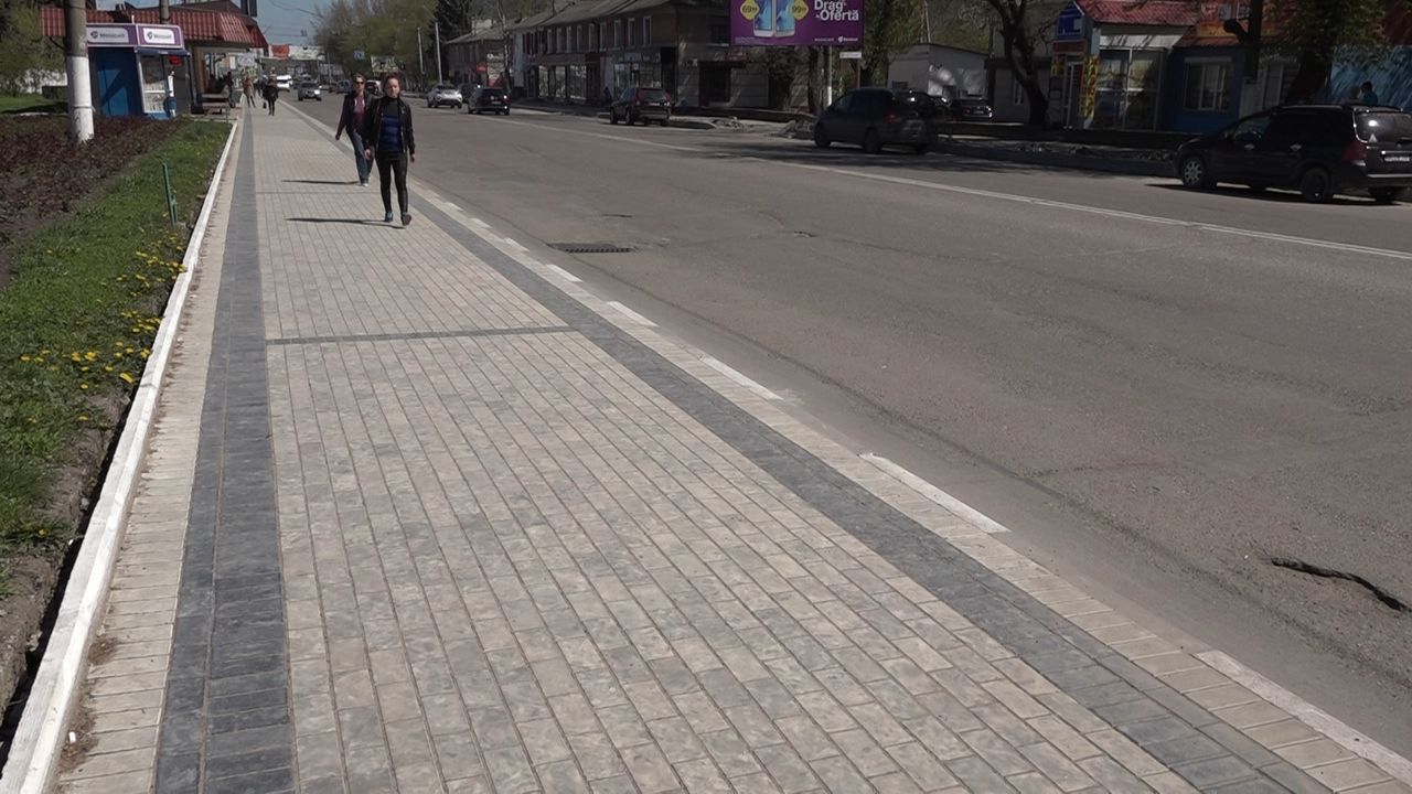 С наступлением хорошей погоды история с заменой асфальтового покрытия на тротуарную плитку получило ожидаемое продолжение.