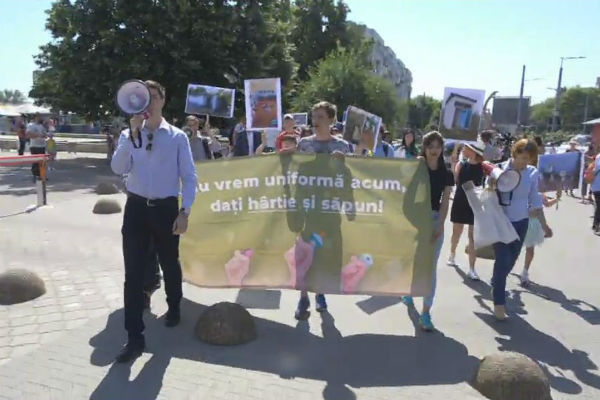 Родители просят власти обеспечить санитарные условия в школах.