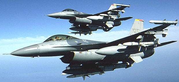 Американский многофункциональный истребитель F-16 приписан к военно-воздушной базе США Мисава.