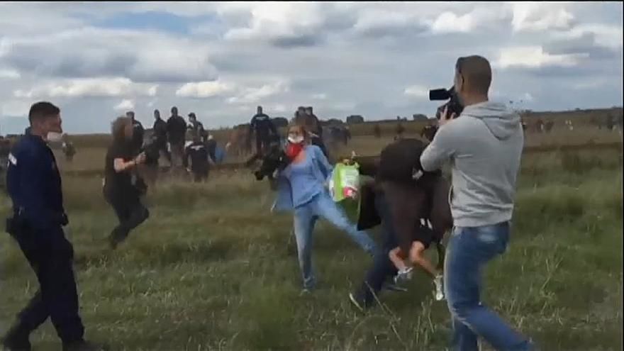 В Венгрии оправдали журналистку, ударившую беженца с ребенком.