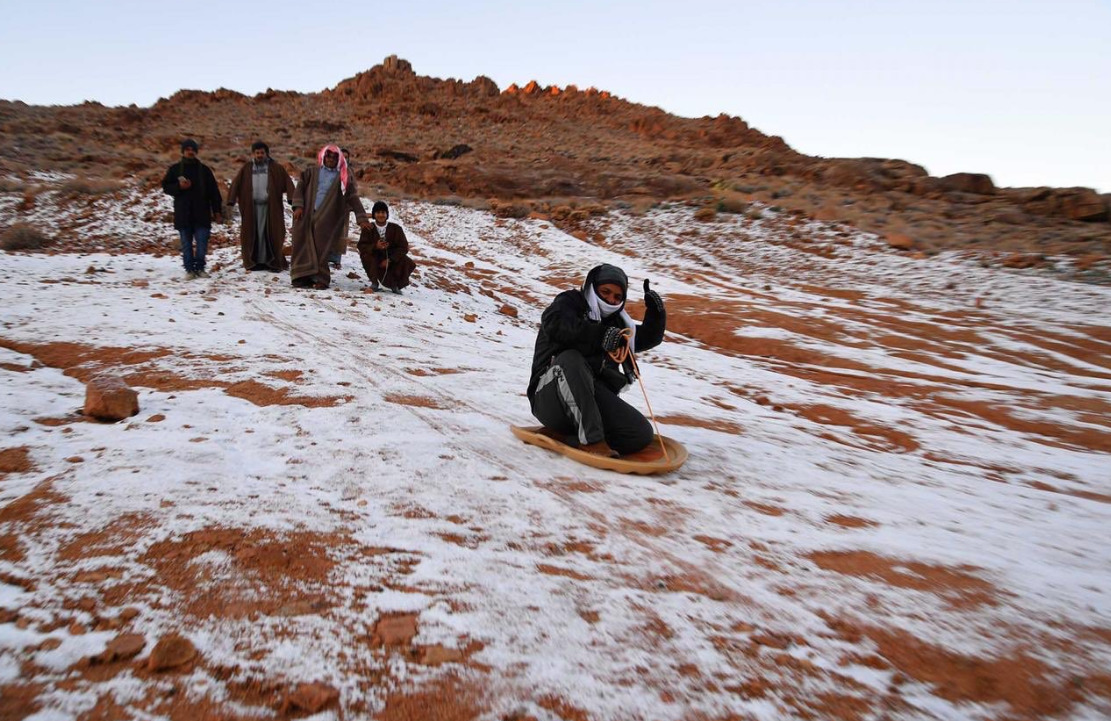 Бедуины обрадовались выпавшему снегу в Саудовской Аравии.