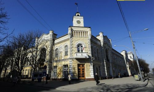 Речь идёт о счетах, открытых департаментами Примэрии в Banca de Economii, Banca Sociala и Unibank, подконтрольных Шору.