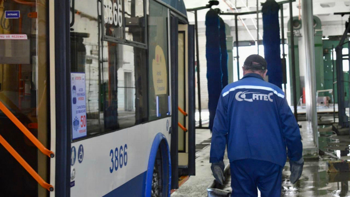 В столичном транспорте не хватает водителей и кондукторов.