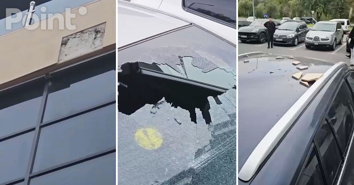 Mașini avariate pe strada Albișoara: Bucăți de teracotă au căzut peste ele.