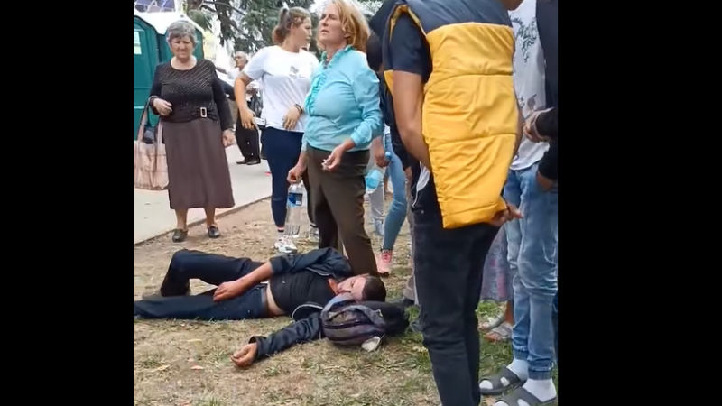 Молодой человек потерял сознание во время протеста у здания президентуры.