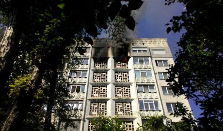 Incendiu în Capitală. Un apartament de pe strada Albişoara a fost cuprins de flăcări, dimineaţă, în jurul orei 10:00.