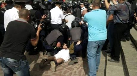 Прокуроры требуют продлить срок их содержания под стражей еще на 30 суток.