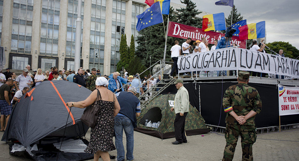 Акции протеста в центре города по-прежнему проходят спокойно.