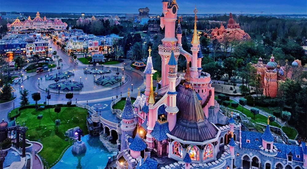 Парижский Disneyland отложил открытие на два месяца из-за пандемии.