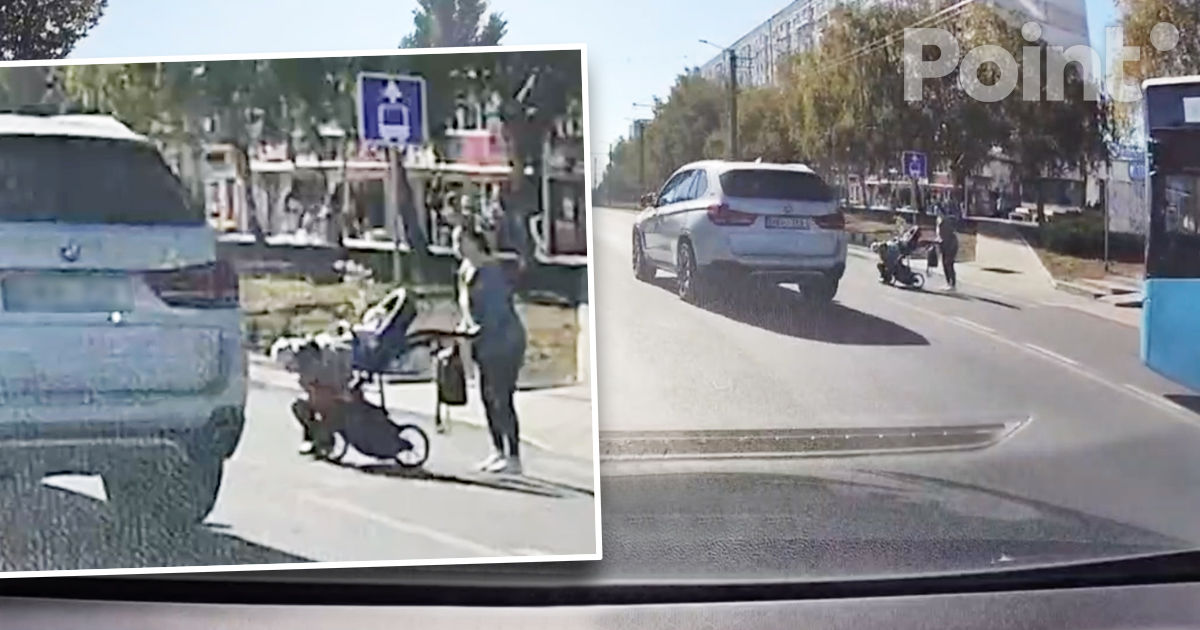 O femeie cu un bebeluș în cărucior, la un pas de a fi spulberată de un BMW.