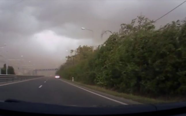 Momentul prăbușirii porții de intrare în Timișoara. 