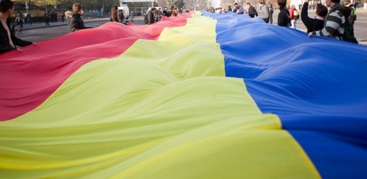 День Государственного флага учреждён парламентом страны 23 апреля 2010 года.
