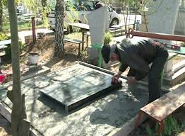 Din cauza lucrărilor de salubrizare, accesul transportului privat pe teritoriul cimitirului a fost interzis. Foto: protv.md