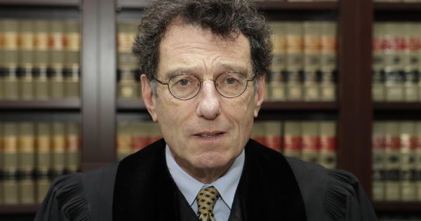 Судья Дэн Аарон Полстер, США. 