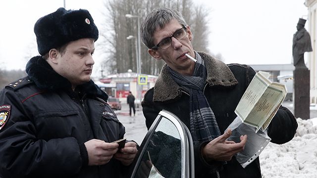 Кинозвезде в осуществлении этого плана помогали двое мужчин спортивного телосложения.