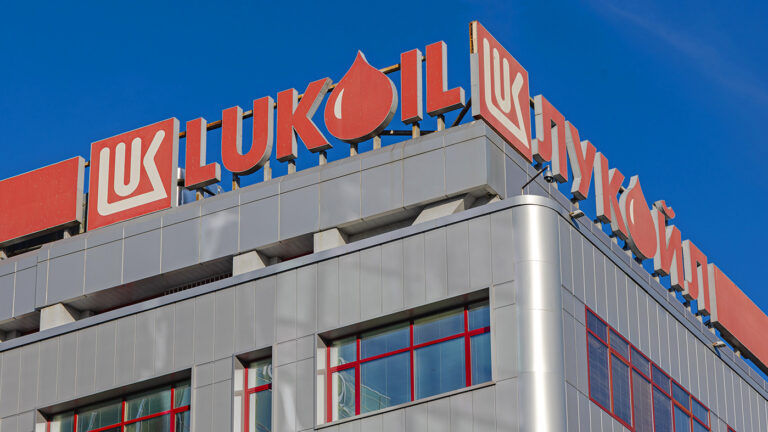 Fost consilier al lui Trump ajută compania Lukoil să vândă active în străinătate.