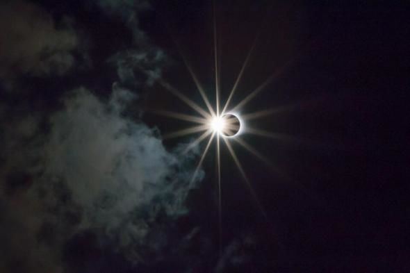 Un bărbat și-a ars retina după ce s-a uitat la eclipsă prin gaura unei pungi. Foto: digi24.ro