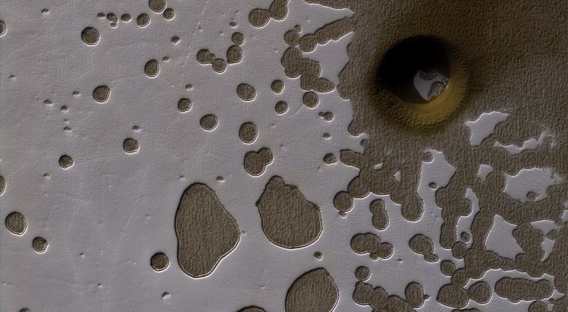 NASA nu poate explica ce a creat acest crater straniu de pe Marte. 
