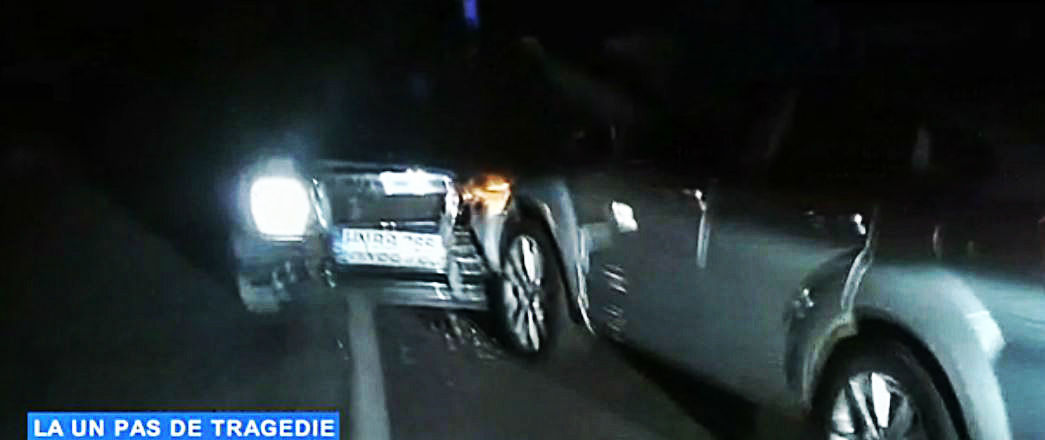 Şoferul care se deplasa regulamentar susține că o maşină i-a apărut brusc în față.