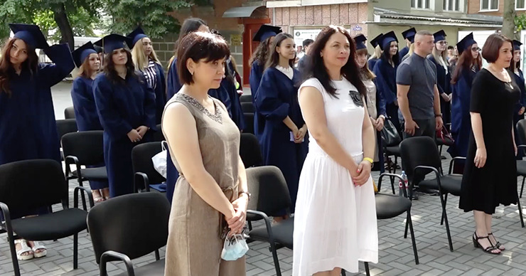Выпускникам педагогического факультета БГУ вручили дипломы.